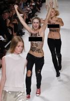 ��������� ������� �� Femen ��������� ����� Nina Ricci