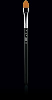 MAC Cosmetics /  195 Concealer Brush