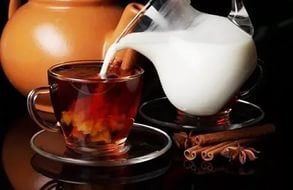 Чай с молоком мешают похудению.