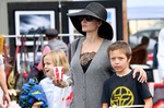 Джоли с детьми на блошином рынке