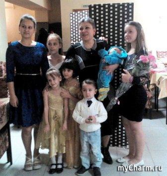 С внучкой и ее сестрами, и братьями.