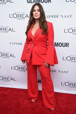 Ослепительная Эшли Грэм в красном костюме на премии «Женщина года»