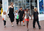 Анджелина Джоли всегда экономит на одежде и на еде для собственных детей
