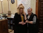 Алла Пугачева появилась в церкви в странном головном уборе