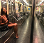 Наоми Кэмпбелл прокатилась в метро голышом