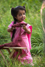 Самая маленькая женщина в мире: чем занимается и как выглядит?